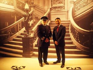 与船长扮演者合影