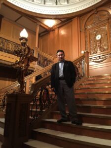 鲍道平在泰坦尼克号楼梯留影